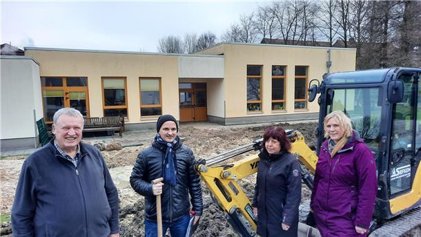 Am Freitag beim symbolischen ersten Spatenstich dabei waren (von links): Pfarrer Karl Jasbinschek, Architekt Thomas Schramm, Kita-Leiterin Christa Cyriakel und Rechnungsführerin Marion Richter.