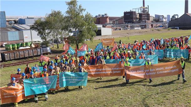 Angst um Jobs: Mitarbeiter von Glencore Nordenham demonstrieren in Berlin Glencore Nordenham