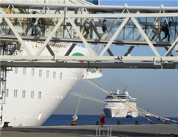 Am Freitag in Bremerhaven: Die Gäste der „Costa Favolosa“ gehen von Bord, die „Marina“ kommt gerade an am Columbus Cruise Center.