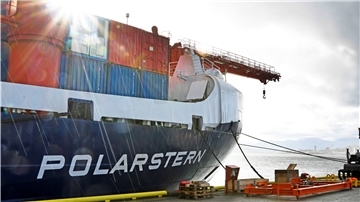 Am Freitag legt das Forschungsschiff „Polarstern2 im norwegischen Tromsö zu einer Extrem-Expedition in der Arktis ab. Die Wissenschaftler der einjährigen Arktis-Expedition „Mosaic“ haben große Erwartungen an ihre Forschungsreise. Ein Jahr lang wird das Schiff des Bremerhavener Alfred-Wegener-Instituts mit dem Meereis durch die zentrale Arktis driften, angedockt an eine riesige Eisscholle.