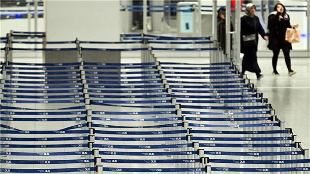 Am Freitag waren an den beiden größten Airports in NRW, Köln und Düsseldorf, insgesamt Hunderte Flüge ausgefallen.