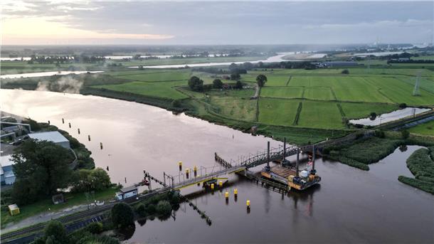 Die beschädigte Eisenbahnbrücke über die Hunte im Landkreis Wesermarsch