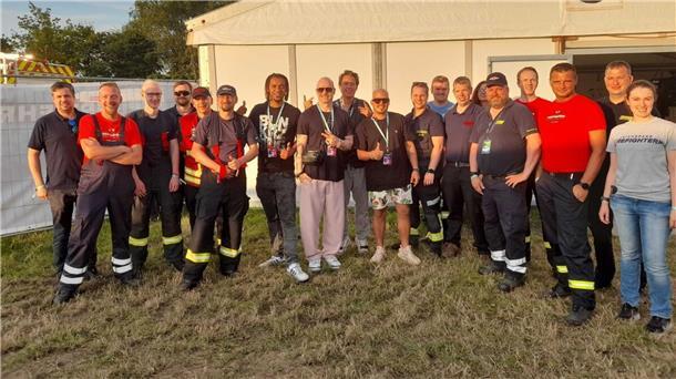 Kritik nach Culcha Candela-Gig beim Deichbrand: Einlassstopp und Unterbrechung Am Freitagabend statten die Culcha-Candela-Bandmitglieder den Feuerwehrleuten auf dem Deichbrand-Gelände einen Besuch ab. Gut zwei Stunden später spielt die Band im Palastzelt.