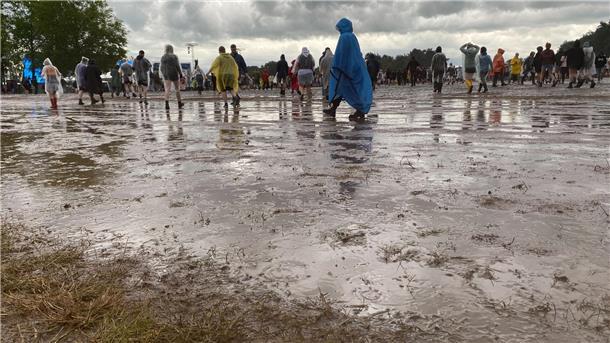 Erst Sonne, dann plötzlich Starkregen und Matsch: Der Hurricane-Freitag in Bildern Am Freitagabend wurde es nass: Das Infield versank im Matsch.