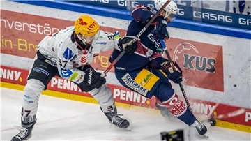 Am Freitagtreffen die Fischtown Pinguins aus Bremerhaven auf die Eisbären Berlin im vielleicht entscheidenden fünften Spiel der Finalserie im Kampf um den Titel in der Deutschen Eishockey Liga (Archivbild).