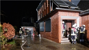Am frühen Mittwochmorgen rückte die Feuerwehr zu einem Zimmerbrand nach Sellstedt aus. Der Brand wurde frühzeitig entdeckt und konnte daher relativ schnell gelöscht werden.