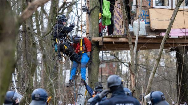 Protest gegen Waldrodung für Autobahn-Ausbau Am frühen Morgen begann die Polizei, den Fechenheimer Wald zu räumen. Der Wald ist seit über einem Jahr von Aktivisten besetzt, die den Ausbau der A66 und die Rodung verhindern wollen.