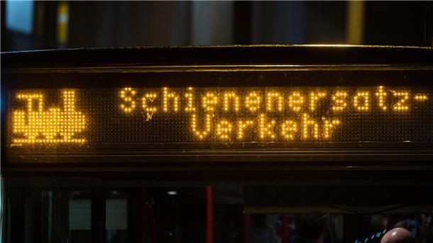Bild von einem Bus-Display mit dem Text "Schienenersatzverkehr"