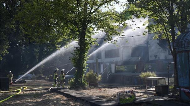 Speckenbütteler Bootshaus in Bremerhaven wird nach einem Brand gelöscht.