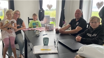 Familie am Tisch