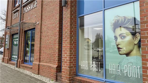 Kamm in: Das sind die krehaartivsten Friseurnamen zwischen Wesermarsch und Elbe Am "Hairpoint" in Zeven sind die Frisuren auf den Punkt genau geschnitten.