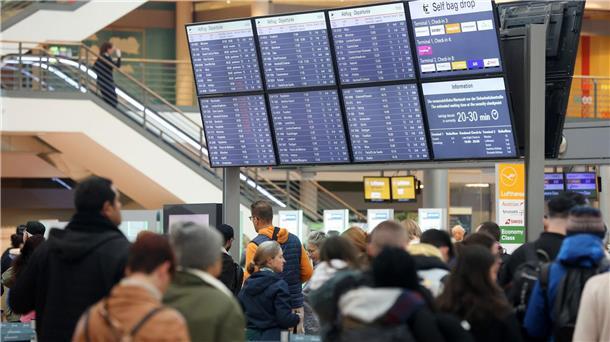 Flugverkehr am Hamburger Flughafen wie geplant aufgenommen Am Hamburger Flughafen kehrt langsam wieder Normalität ein.
