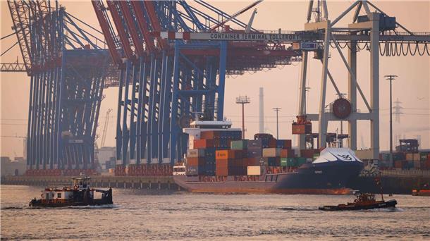 Bundesbank warnt: Deutsche Wirtschaft schrumpft weiter Am Hamburger Hafen werden verschiedene Güter umgeschlagen. Die deutsche Wirtschaft ist schwach ins neue Jahr gestartet.