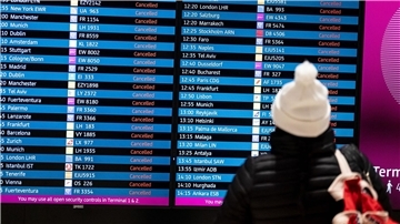 Am Hauptstadtflughafen Berlin-Brandenburg sind wegen des Warnstreiks des Sicherheitspersonals rund 200 Abflüge gestrichen worden.