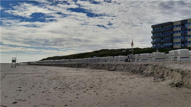 Große Abbruchkanten auf Wangerooge nach leichter Sturmflut Am Hauptstrand wurde Sand bis zu den Strandkörben weggespült.