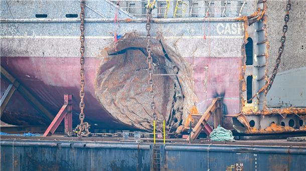 Komplizierte Bergung der „Verity“ aus der Nordsee beendet Am Heckteil ist deutlich erkennbar, wo das Schiff gerammt wurde. Durch das Loch in der Bordwand drang Wasser ein, der Frachter sank.