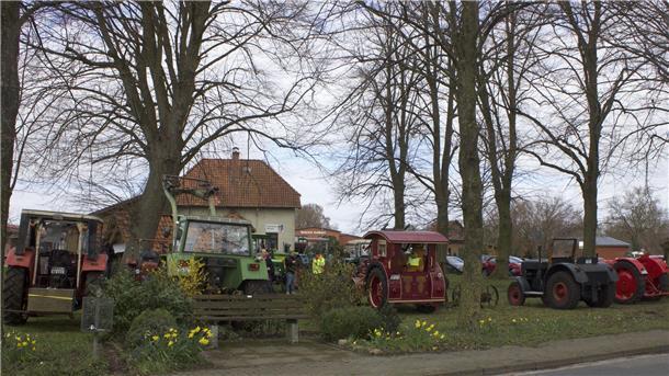Am Heimathaus wurden verschiedene Oldtimer ausgestellt.