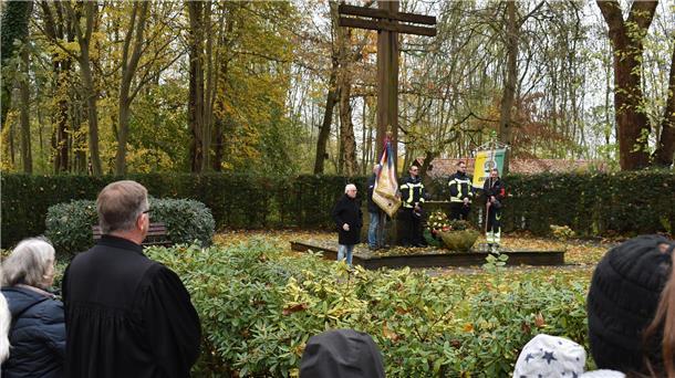 Menschen sind rund um ein großes Kreuz versammelt