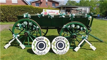 Am Hof Gerhardt in Midlum wurde der Schützenumzug mit diesem liebevoll geschmückten Wagen begrüßt.