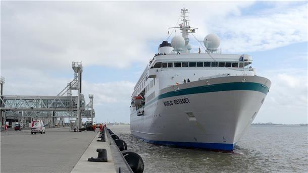 Die "World Odyssey" an der Columbuskaje in Bremerhaven