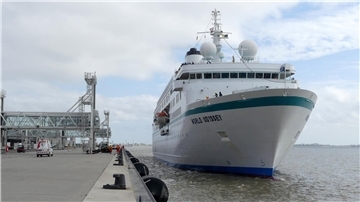 Die "World Odyssey" an der Columbuskaje in Bremerhaven