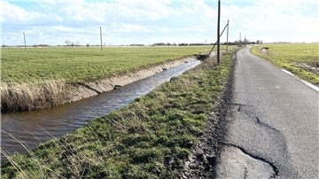 Am Kirchweg ist der Graben verlegt und verbreitert worden.