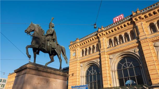 Am kommenden Wochenende dürfen auf Anordnung der Bundespolizeidirektion im Hauptbahnhof von Hannover keine gefährlichen Werkzeuge oder Waffen mitgeführt werden. (Archivbild)