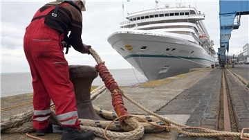 Festmacher mit Kreuzfahrtschiff