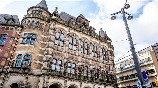 Blick aufs Bremer Landgericht. Am Landgericht Bremen läuft ein Betrugsprozess gegen drei Angeklagte weiter.
Sie sollen Immobiliengeschäfte zur Krediterlangung missbraucht haben.