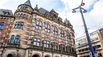 Blick aufs Bremer Landgericht. Am Landgericht Bremen läuft ein Betrugsprozess gegen drei Angeklagte weiter.
Sie sollen Immobiliengeschäfte zur Krediterlangung missbraucht haben.