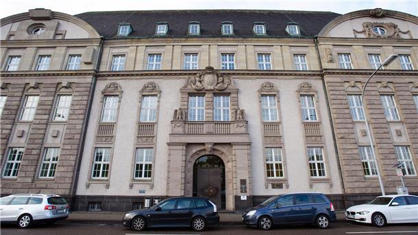 Kinder von Balkon geworfen - Mutter war schuldunfähig Am Landgericht Saarbrücken ist der Prozess gegen eine Mutter zuende gegangen, die ihre Kinder vom Balkon geworfen hat.