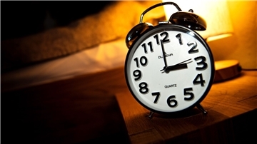 Am letzten Sonntag im Oktober beginnt die sogenannte Winterzeit. In der Nacht von Samstag auf Sonntag werden die Uhren von 3 Uhr auf 2 Uhr zurückgestellt.
