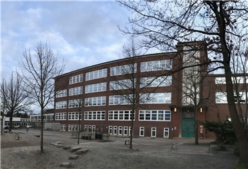 Das Lichtenberg Gymnasium in Cuxhaven. Hier hat es am Freitag, 4. April, eine Bombendrohung gegeben.