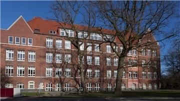 Am Lloyd Gymnasium sollen die Klausuren stattfinden - trotz wochenlangem Unterricht zuhause und verpasstem Stoff. Die Schüler wehren sich dagegen.