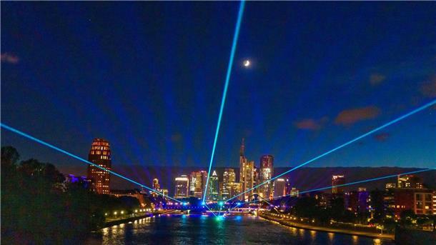 Am Mittwoch fällt der Startschuss für das Fußball-EM-Spektakel in Frankfurt mit einer Eröffnungsshow am Main. Geplant ist eine Lichtshow auf der Flößerbrücke mit Stadionatmosphäre. Die Veranstalter haben diese schon mal getestet.