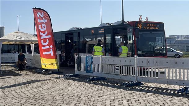 Stau und fehlende Beschilderung am Park + Ride-Parkplatz bei der Sail Der Park + Ride Parkplatz für die Sail