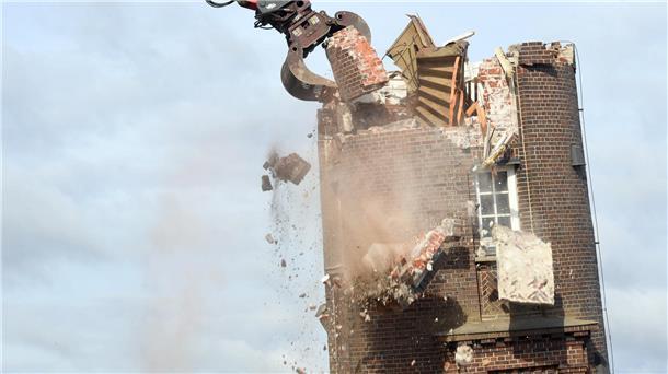 Am Montag, 29. August, beginnt die Demontage des geklinkerten Turms. Die historischen Backsteine, auch Fenster und Türen, werden für den Wiederaufbau eingelagert. Die Abrissarbeiten sind bald beendet, der Imageschaden für Bremerhaven aber bleibt.