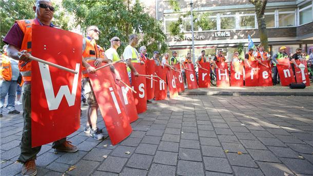 Am Montag begleiteten 200 Hafenarbeiter die zehnte Verhandlungsrunde im Tarifstreit in Bremen. Hier ist es tatsächlich zu einer Einigung gekommen, bestätigte die Gewerkschaft Verdi am Dienstag.