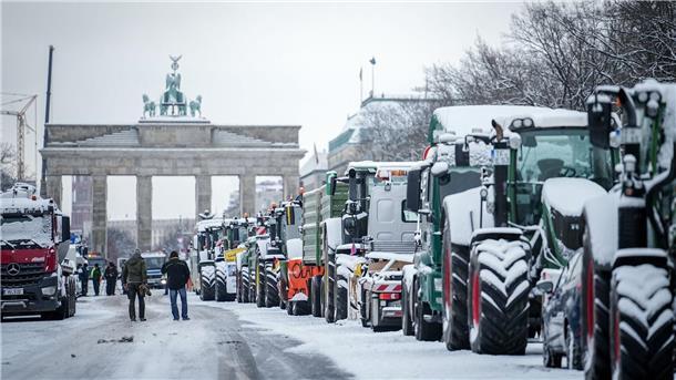 Agrardiesel weiter Thema - Bisher keine Proteste geplant Am Montag hatte es in Berlin eine Demonstration mit Tausenden Landwirten gegen die geplante Streichung der Steuerentlastungen gegeben.