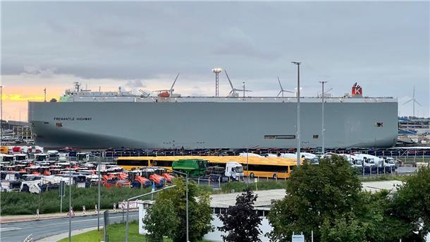 Nach Abfahrt in Bremerhaven: Auto-Frachter „Fremantle Highway“ brennt - Löschen schwierig Am Montag lag die "Fremantle Highway" noch in Bremerhaven.