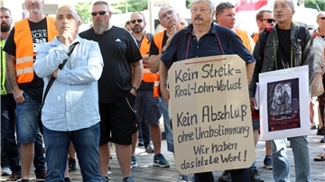 Am Montag machten die Hafenarbeiter in Bremen Rabatz. Sie begleiteten den Auftakt zur nunmehr zehnten Verhandlungsrunde zwischen der Gewerkschaft Verdi und dem Zentralverband der deutschen Seehafenbetriebe. Viele Hafenarbeiter sind bereit für einen Streik.