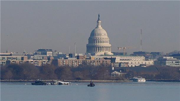 Am Morgen nach dem Absturz suchen Helfer nach Überlebenden und Toten in Washington.