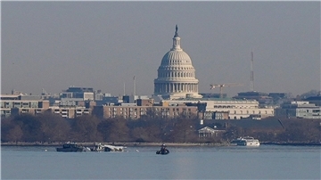 Am Morgen nach dem Absturz suchen Helfer nach Überlebenden und Toten in Washington.