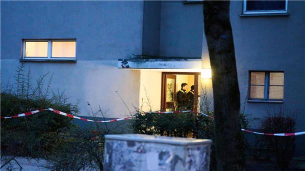 Weitere gefasste Person ist nicht gesuchter RAF-Terrorist Am Morgen nach der Festnahme der früheren RAF-Terroristin Daniela Klette stehen noch Polizisten im Hauseingang in der Wohnung.