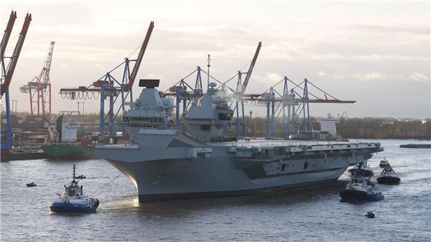 Am Nachmittag erreichte ein britischer Flugzeugträger den Hamburger Hafen.