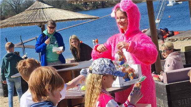 Ostern im Cuxland: Naturerlebnis, tierischer Spaß, Osteraktionen und mehr Kinder und eine Frau in einem pinken Hasenkostüm