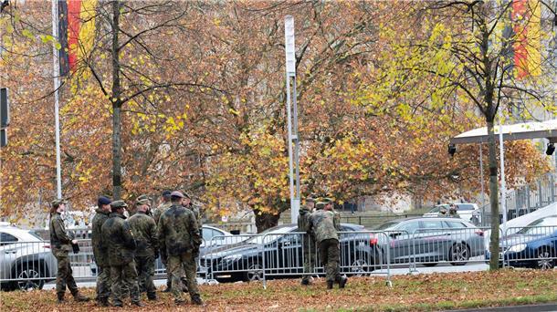 Hannover bereitet sich auf Bundeswehr-Gelöbnis vor Am Platz der Menschenrechte vor dem Neuen Rathaus werden morgen Hunderte Menschen zum öffentlichen Gelöbnis der Bundeswehr erwartet.