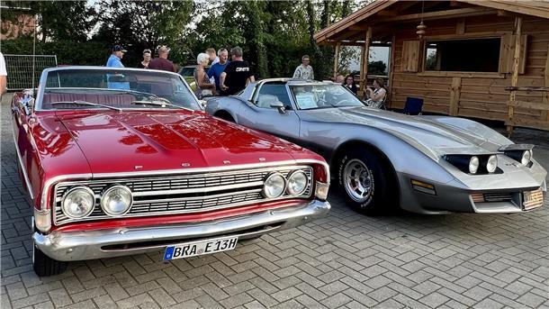 Am Rande der US-Oldtimer-Schau wurde auch viel gefachsimpelt.