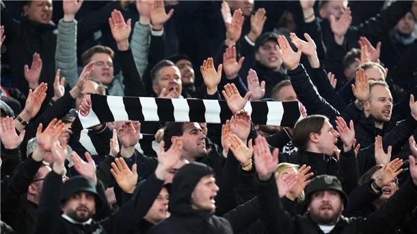 Am Rande des Bundesligaspiels von Eintracht Frankfurt gegen Holstein Kiel sind zwei Fans der Hessen schwer verletzt worden.