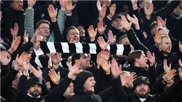 Am Rande des Bundesligaspiels von Eintracht Frankfurt gegen Holstein Kiel sind zwei Fans der Hessen schwer verletzt worden.